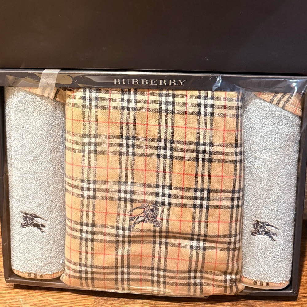 Burberry Beige and Black Plaid Towel Set - Picture 5 of 8